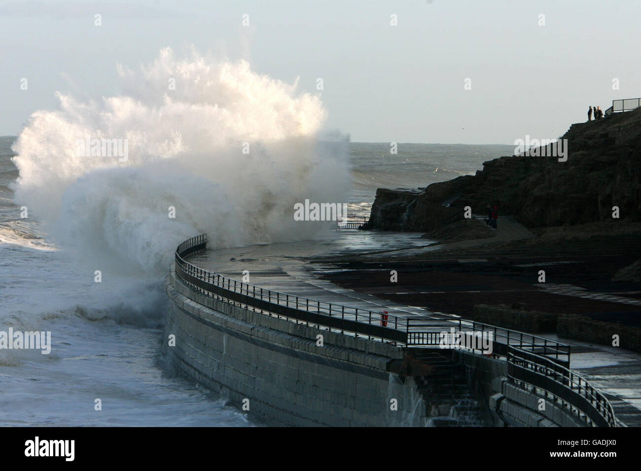 Die Küste von Whitley Bay wird von Hochwasser angetänkst, während die Winde den Nordosten Englands treffen. Stockfoto