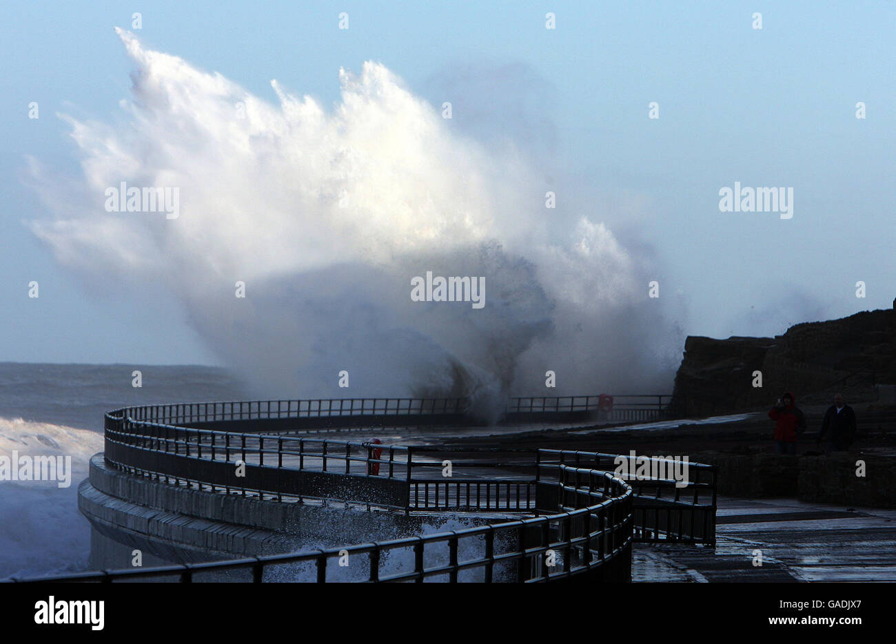 Die Küste von Whitley Bay wird von Hochwasser angetänkst, während die Winde den Nordosten Englands treffen. Stockfoto