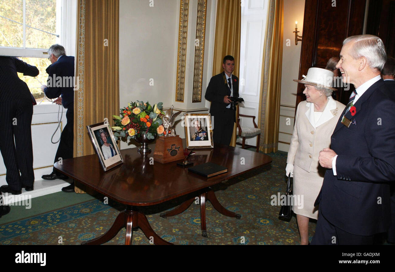 Königin besucht UK Defence Academy Stockfoto