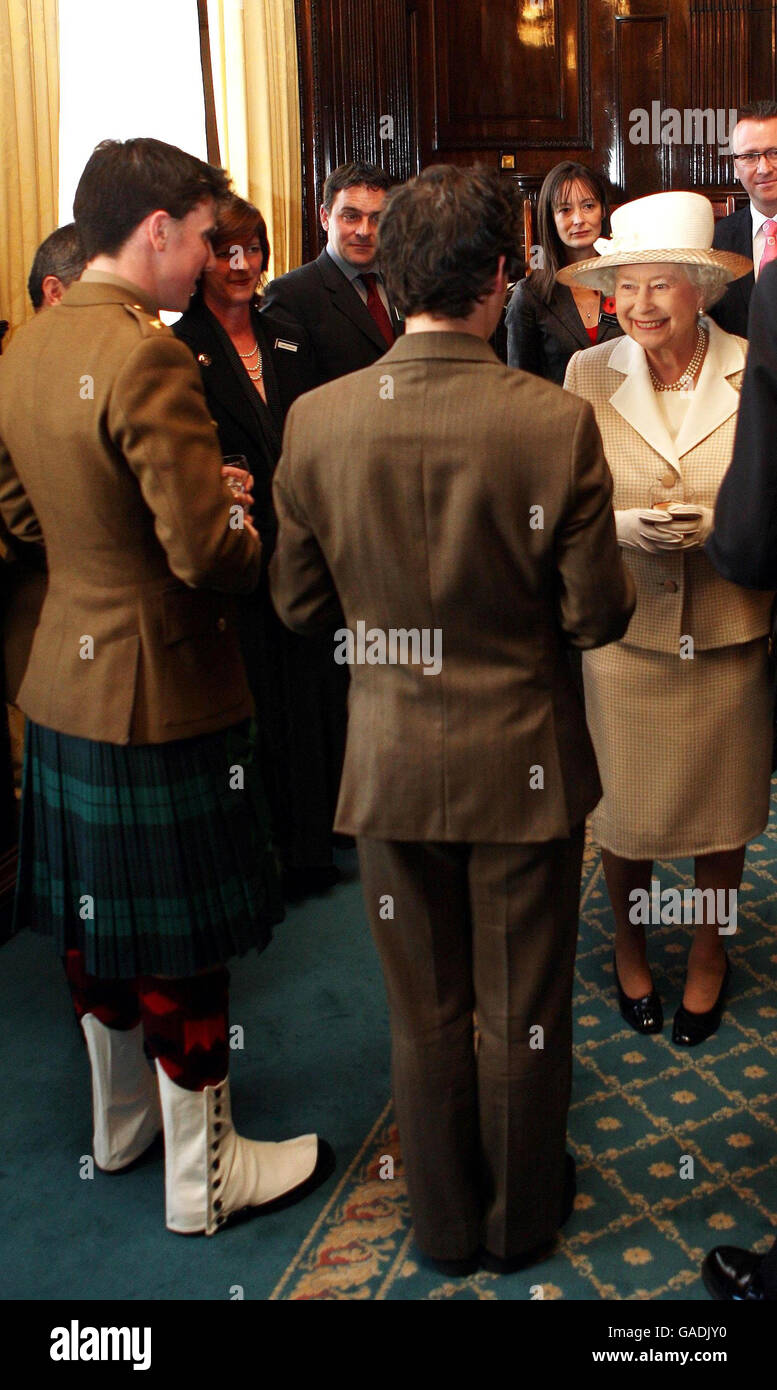 Die Königin und der Herzog von Edinburgh besuchen heute die britische Verteidigungsakademie. Das königliche Paar wurde vom Kommandanten des Kollegiums, Admiral Sir Ian Garnett, empfangen, der sie auf eine Tour durch das große Establishment im Zentrum Londons mitnahm. Stockfoto