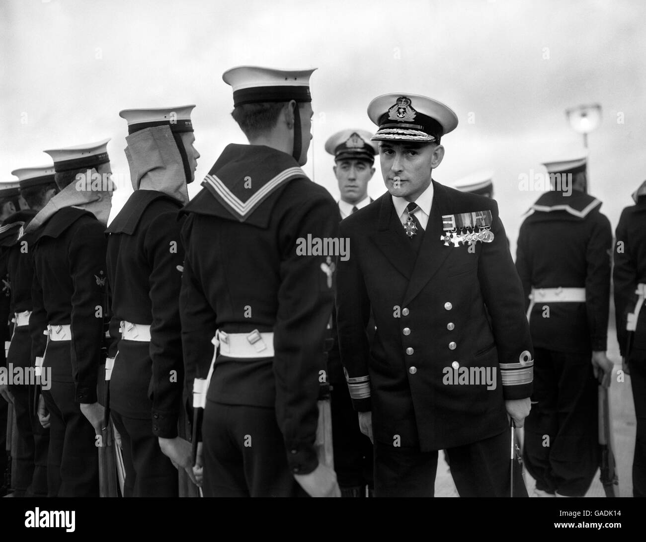 Konteradmiral Arthur Richard Hazlet hält an, um mit einem Mitglied der Ehrengarde zu sprechen, als er als Flag Officer, U-Boote, am Hauptsitz des Submarine Command in Portsmouth übernahm. Stockfoto