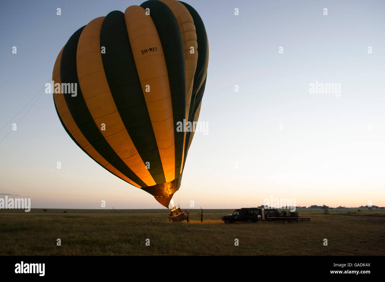 Füllen den Ballon mit heißer Luft vor dem Start Ballonsafari, Serengeti Nationalpark, Tansania Stockfoto