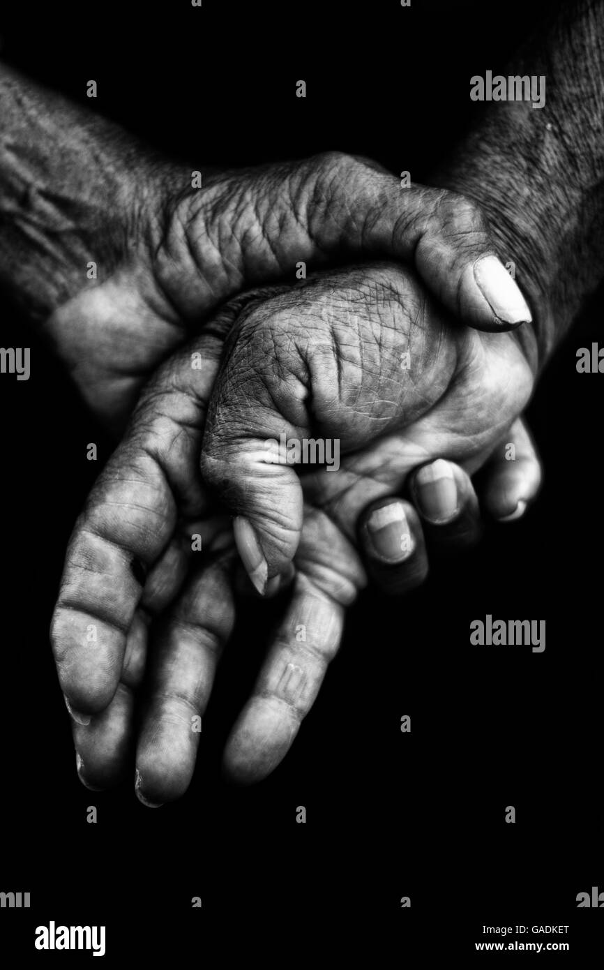 Hände, geprägt von hart arbeiten in schwarz und weiß Stockfoto