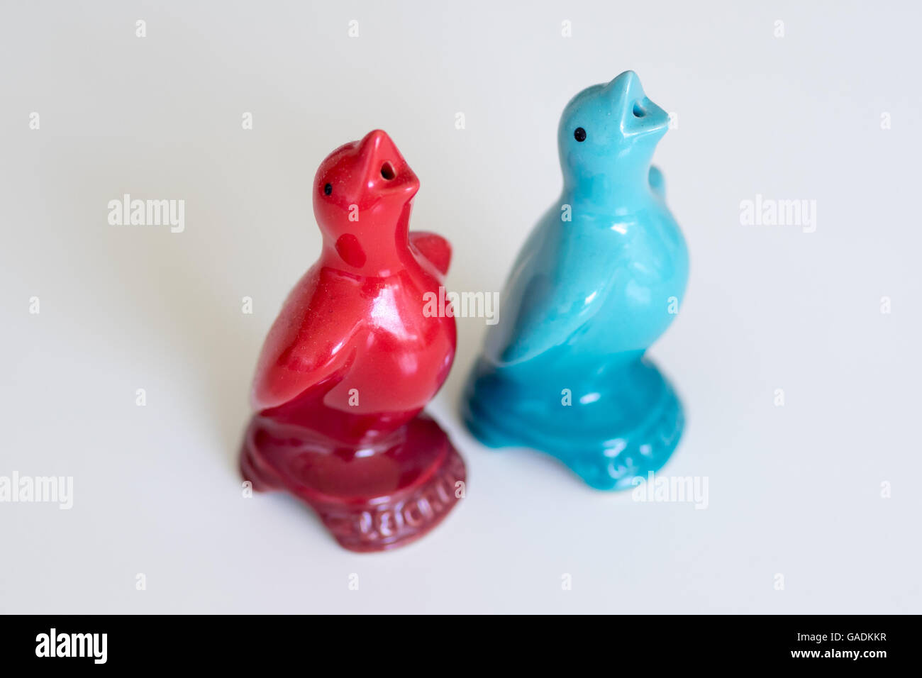 Zwei Vögel Keramik Kuchen, hergestellt von Le Creuset. Stockfoto