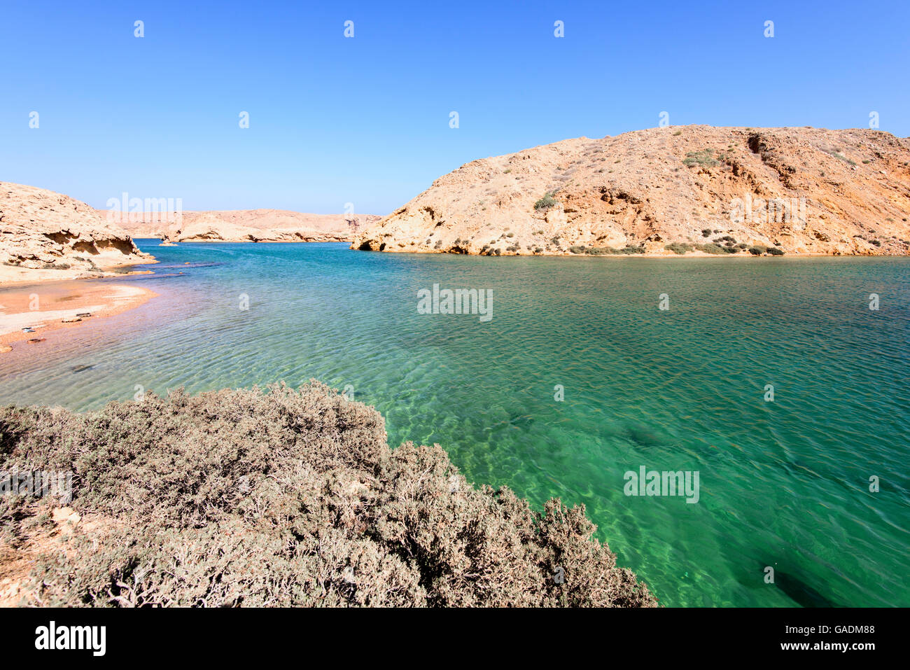Ein wilder Strand in einer fjordartigen Bandar Khairan, Sultanat von Oman Stockfoto