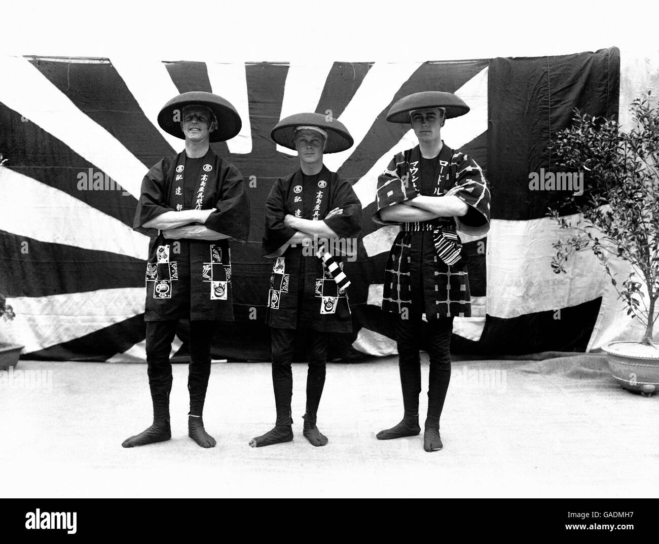 S.H. Prinz von Wales und zwei seiner Gefährten An Bord des Schlachtkreuzers in traditioneller japanischer Tracht HMS Renown segelt im April von Hongkong nach Japan 1922 Stockfoto