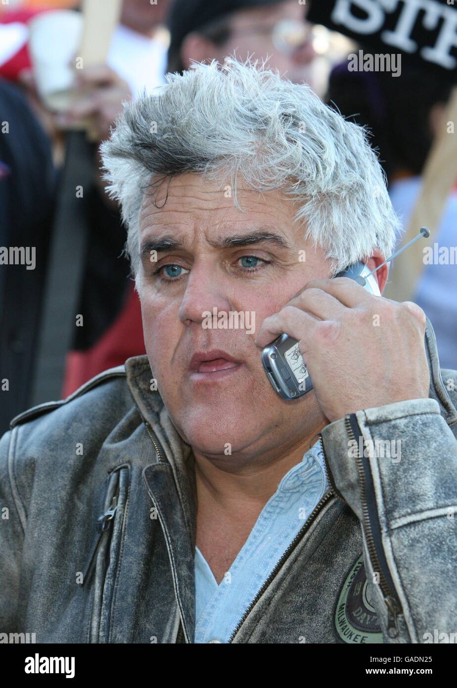 Jay Leno zeigt seine Unterstützung für Autoren, die derzeit streiken, um einen besseren Lohn zu erhalten, als sie in den Universal City Studios in Los Angeles streiken Stockfoto
