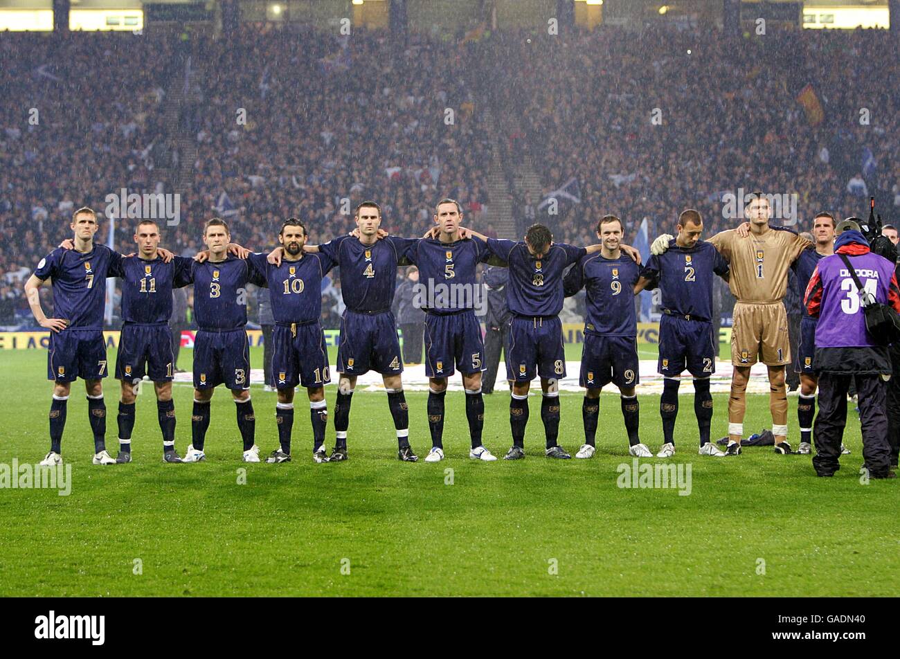 Fußball - UEFA-Europameisterschaft 2008 Qualifikation - Gruppe B - Schottland / Italien - Hampden Park. Schottland steht vor dem Start für die Nationalhymnen an Stockfoto