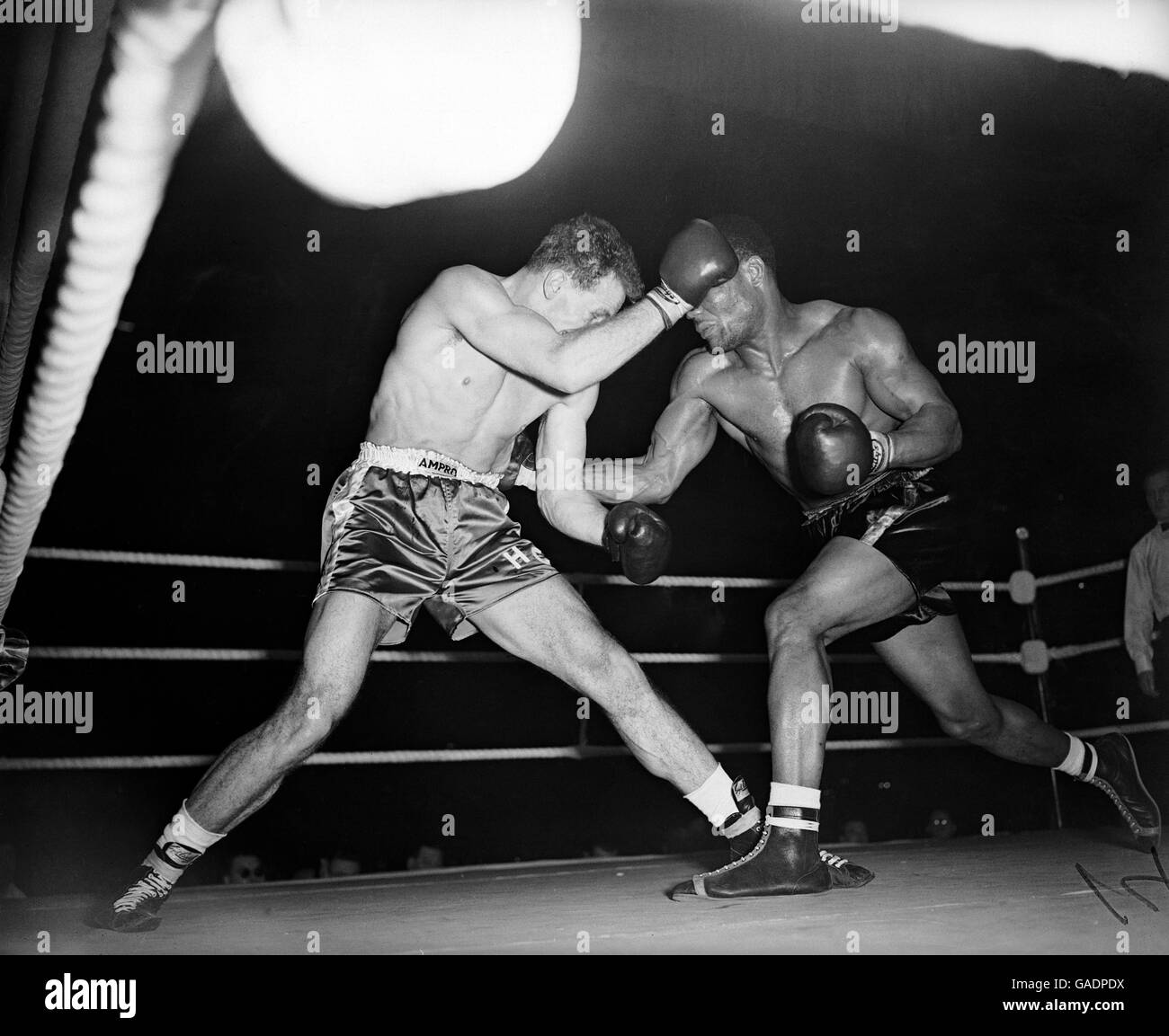 Boxen - British Empire Heavyweight Championship - Henry Cooper gegen Joe Bygraves. Joe Bygraves (r) verletzt Henry Cooper (l) mit einem Recht auf den Körper Stockfoto