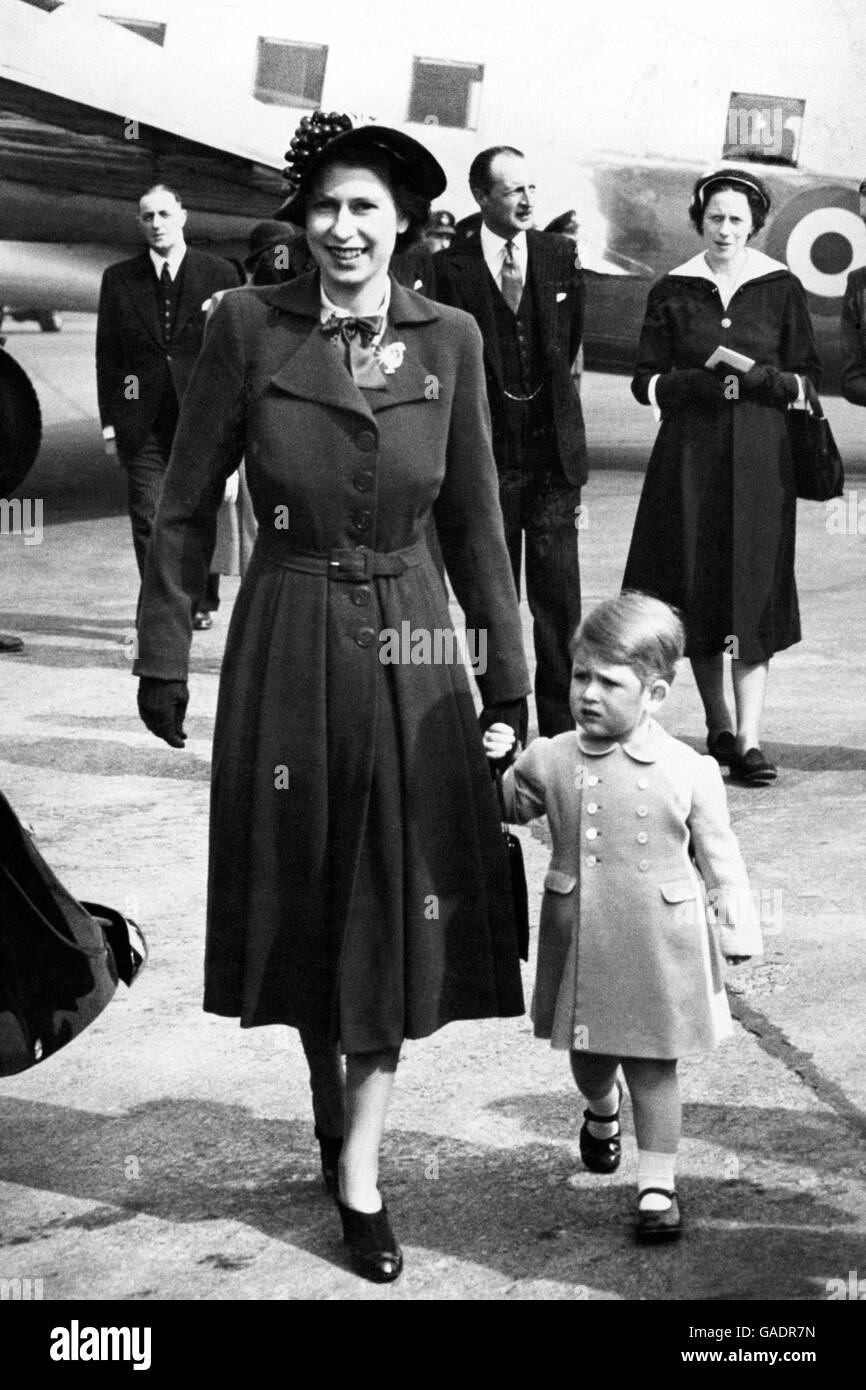 Royalty - Prinzessin Elisabeth und Prinz Charles - London Flughafen Stockfoto