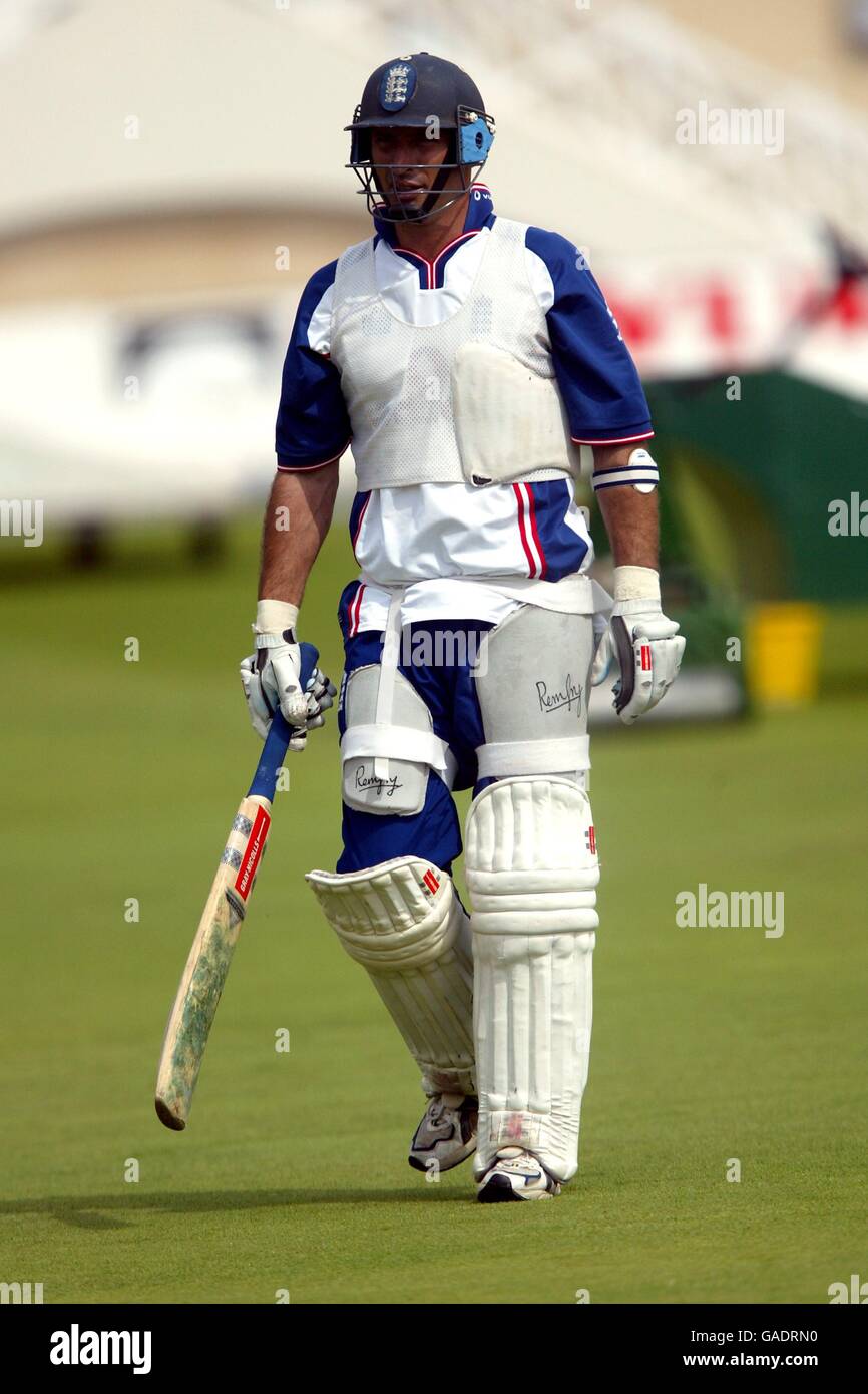 Cricket - England - Indien - Second npower Test - Netze. Nasser Hussain hat sich alle aufgepolstert, um in den Netzen zu schlagen Stockfoto
