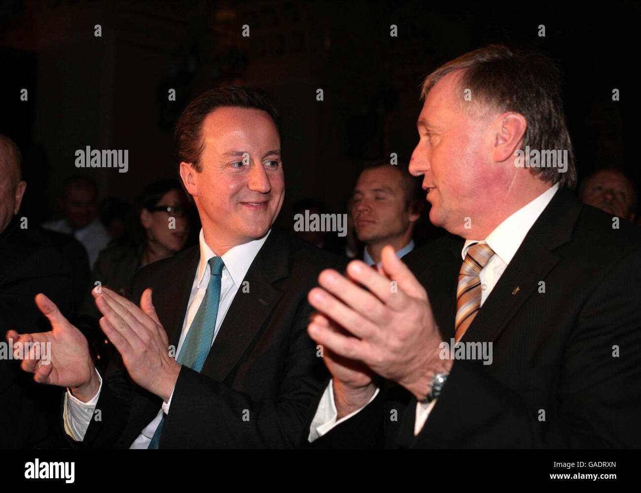 Der konservative Parteivorsitzende David Cameron im Zofin-Palast in Prag, im Bild mit dem tschechischen Premierminister Mirek Topolanek nach seiner Rede vor der Konferenz der Bürgerdemokratischen Partei (ODS). Stockfoto