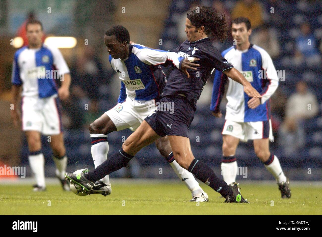 Fußball - freundlich - Blackburn Rovers gegen SS Lazio. Der Blackburn Rovers' Dwight Yorke wird von Fernando Couto aus dem Latium angegangen Stockfoto