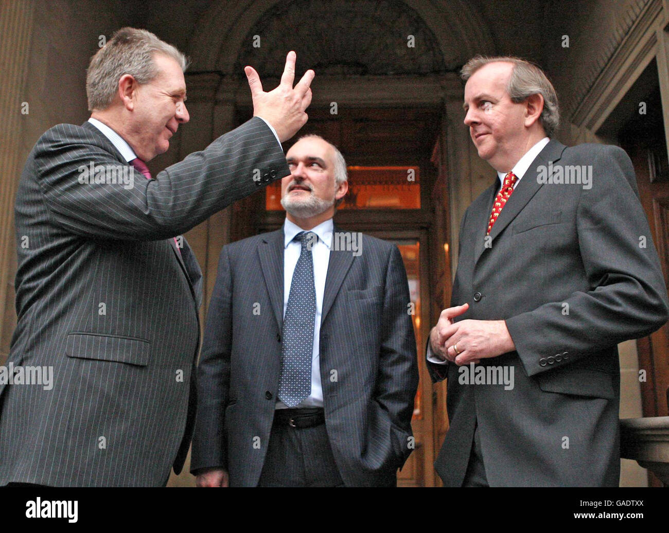 (Von links nach rechts) der schottische Umweltminister Michael Russell, der Chief Executive von Scottish Natural Heritage Ian Jardine und der SNH Director of Policy Colin Galbraith sprechen über die Verknüpfung von Lebensräumen in ländlichen und städtischen Gebieten, bevor sie eine Konferenz zu diesem Thema in Merchants' Hall, Edinburgh, ansprachen. Stockfoto