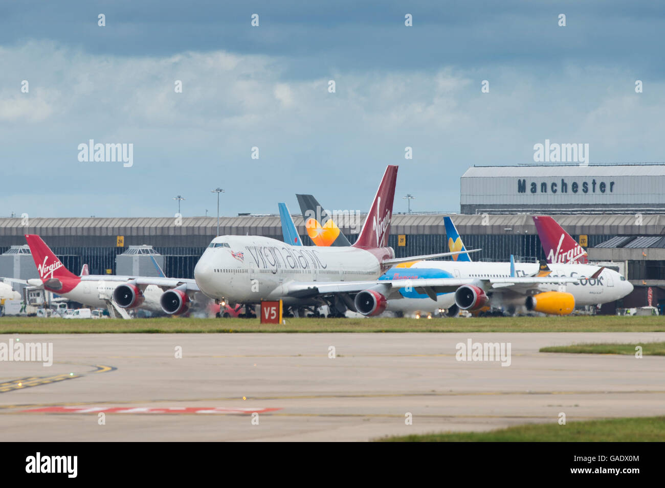 Einen allgemeinen Überblick über Manchester und Landebahn einschließlich einer Virgin Atlantic Boeing 747 im Vordergrund. Stockfoto