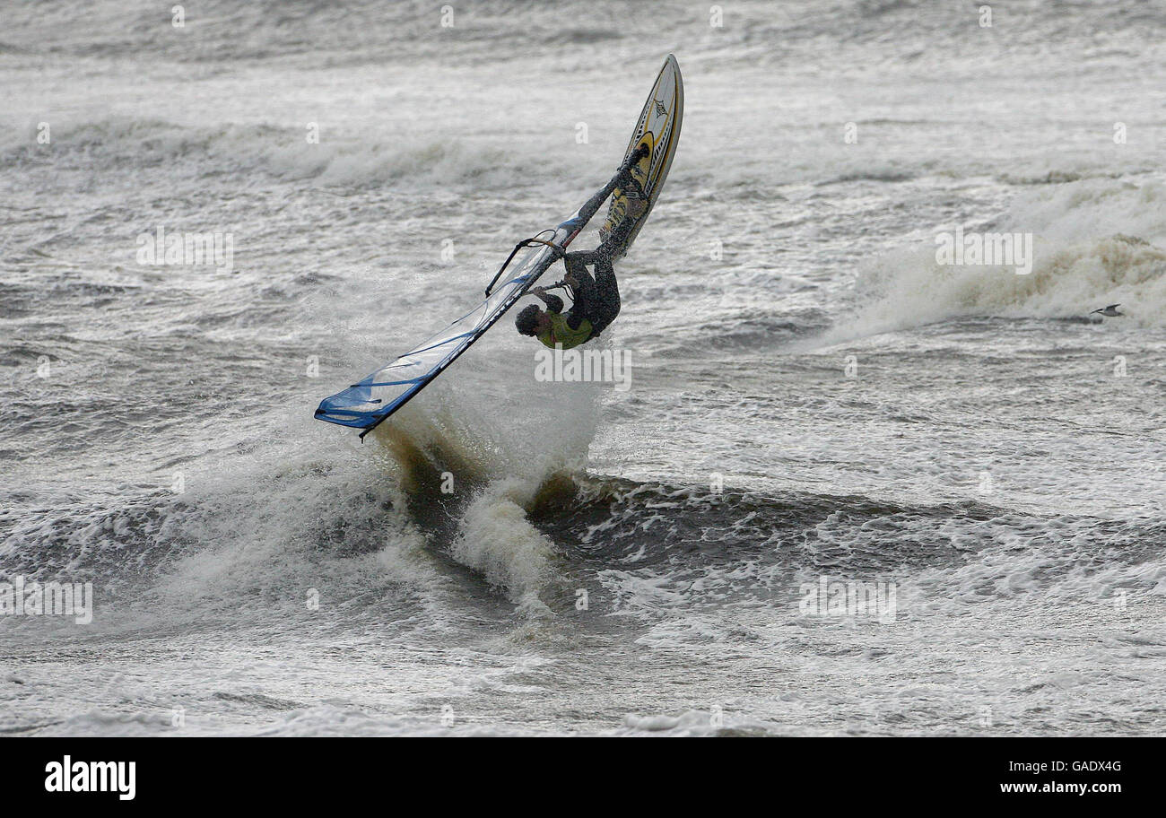 Windsurfer Mark Killeen von Co Clare trotzt den starken Winden nahe Lahinch an der Westküste Irlands. Stockfoto