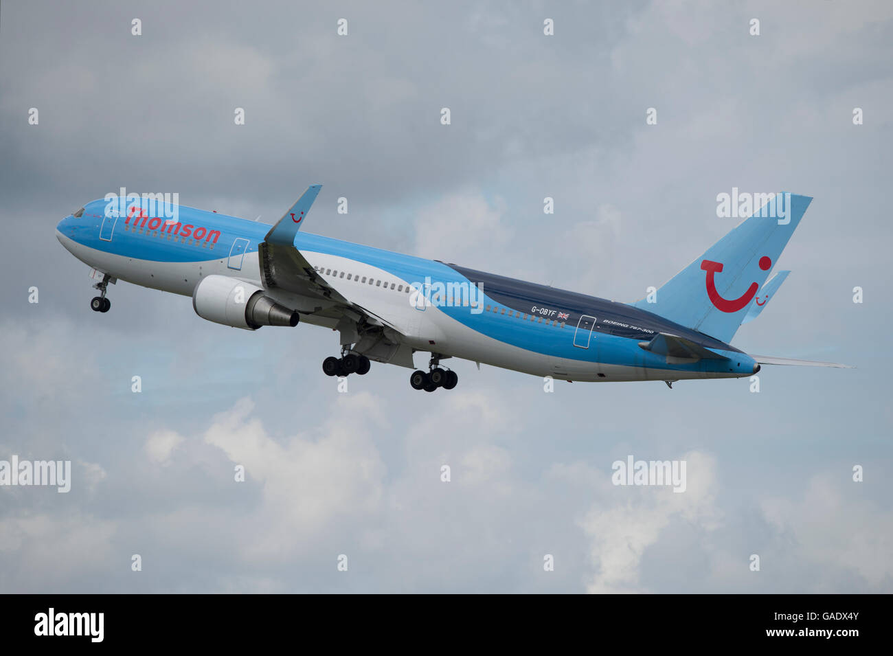 Ein Thomson Airways Boeing 767 startet vom Manchester International Airport (nur zur redaktionellen Verwendung) Stockfoto