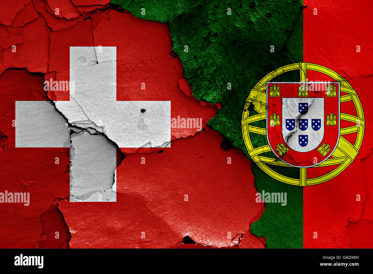 Flaggen der Schweiz und Portugal auf rissige Wand gemalt Stockfoto