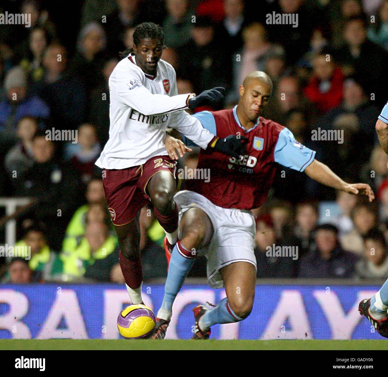 Fußball - Barclays Premier League - Aston Villa gegen Arsenal - Villa Park. Emmanuel Adebayor von Arsenal und Zat Knight von Aston Villa (rechts) kämpfen um den Ball Stockfoto