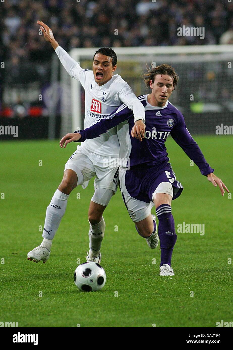 Jermaine Jenas, Tottenham Hotspur und Lucas Biglia, Anderlecht kämpfen um den Ball Stockfoto