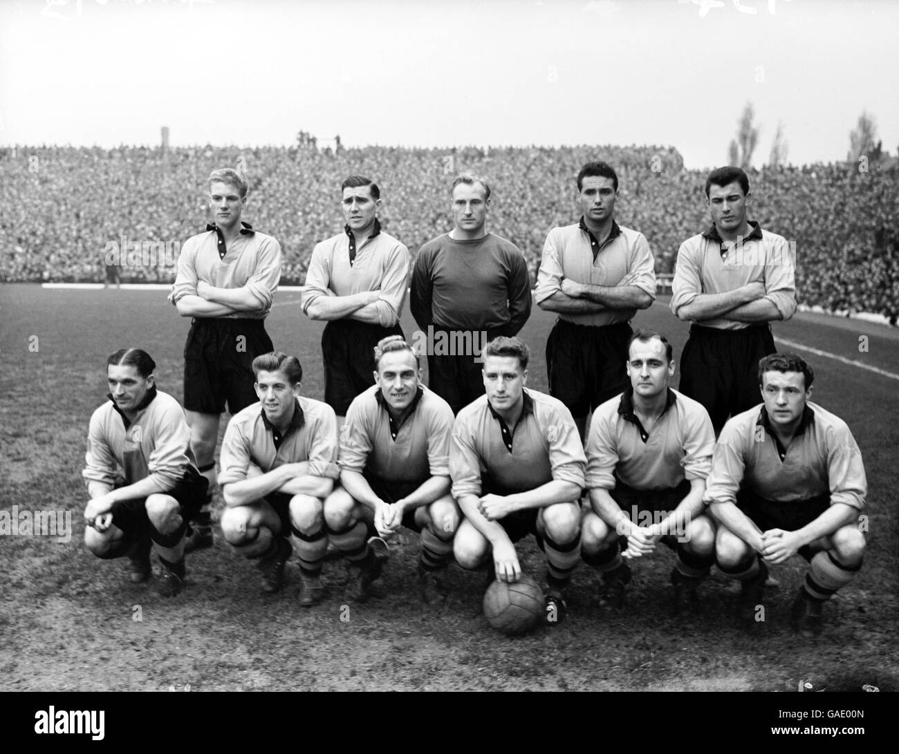 Wolverhampton Wanderers Team-Gruppe: (Hintere Reihe, l-r) Ron Flowers, Bill Shorthouse, Bert Williams, Eddie Stuart, Eddie Clamp; (erste Reihe, l-r) Johnny Hancocks, Peter Broadbent, Billy Wright, Roy Swinbourne, Dennis Wilshaw, Leslie Smith Stockfoto