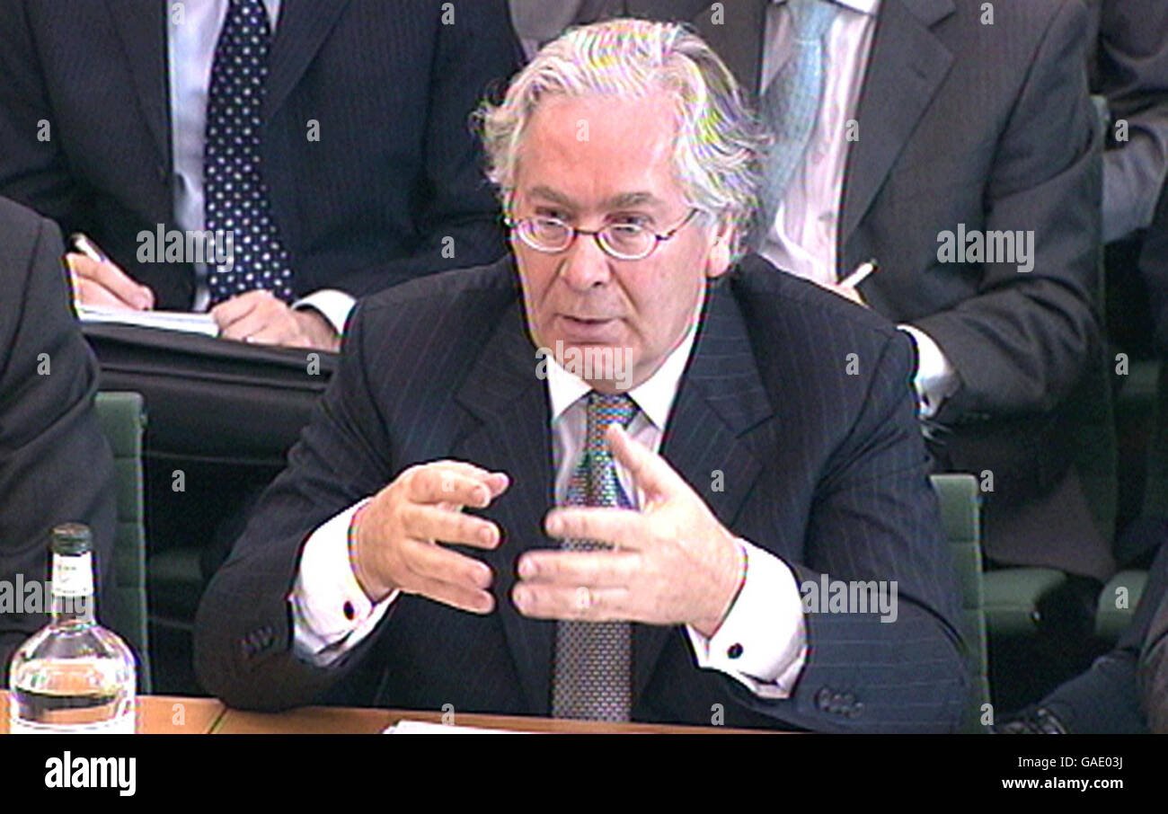 Der Gouverneur der Bank of England, Mervyn King, spricht vor dem Unterhaus-Finanzausschuss. Stockfoto