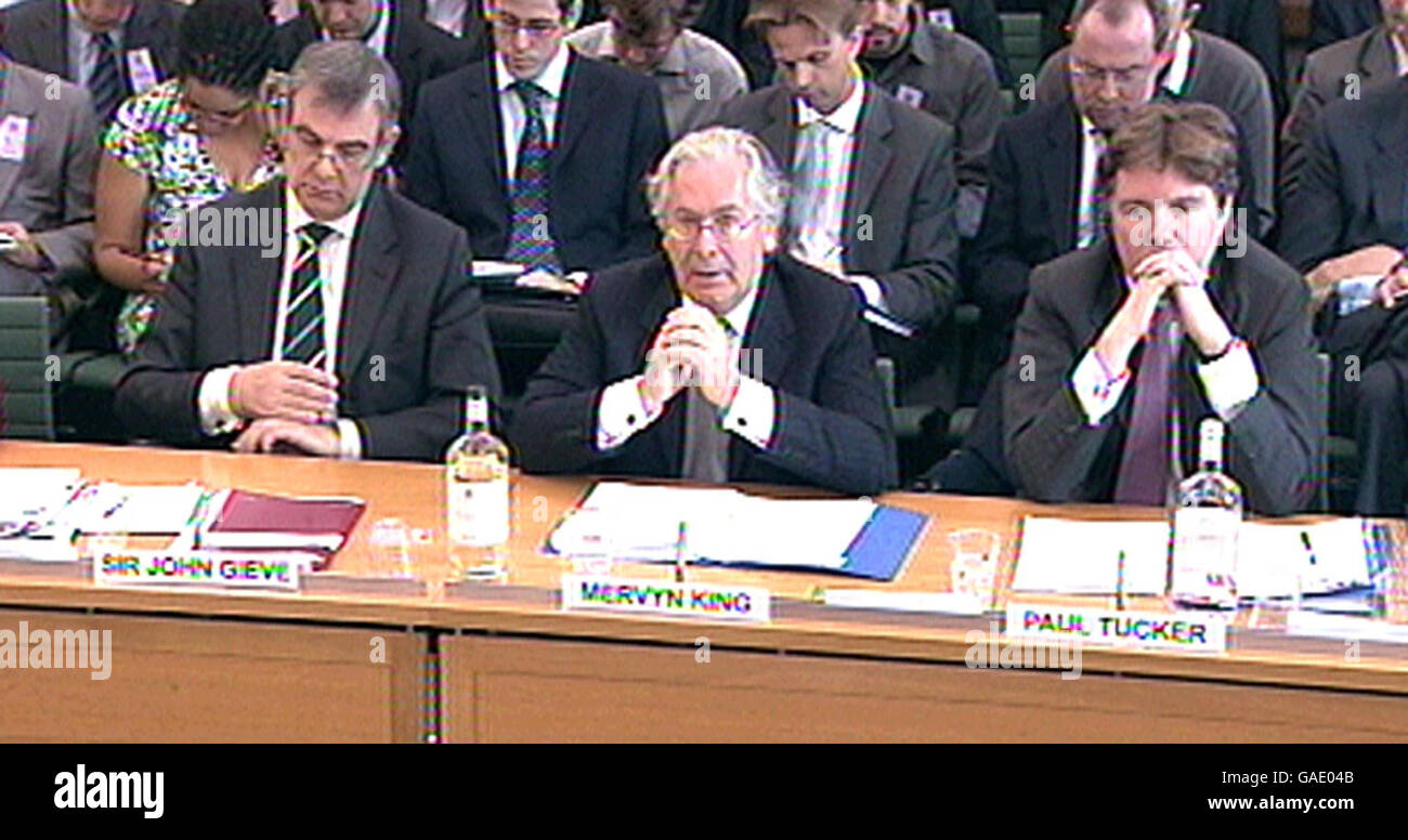 Der Gouverneur der Bank of England, Mervyn King (Mitte), spricht neben dem stellvertretenden Gouverneur der Bank of England, Sir John Gieve (links) und dem Exekutivdirektor der Bank of England, Paul Tucker (rechts), vor dem Finanzkomitee des Unterhauses. Stockfoto