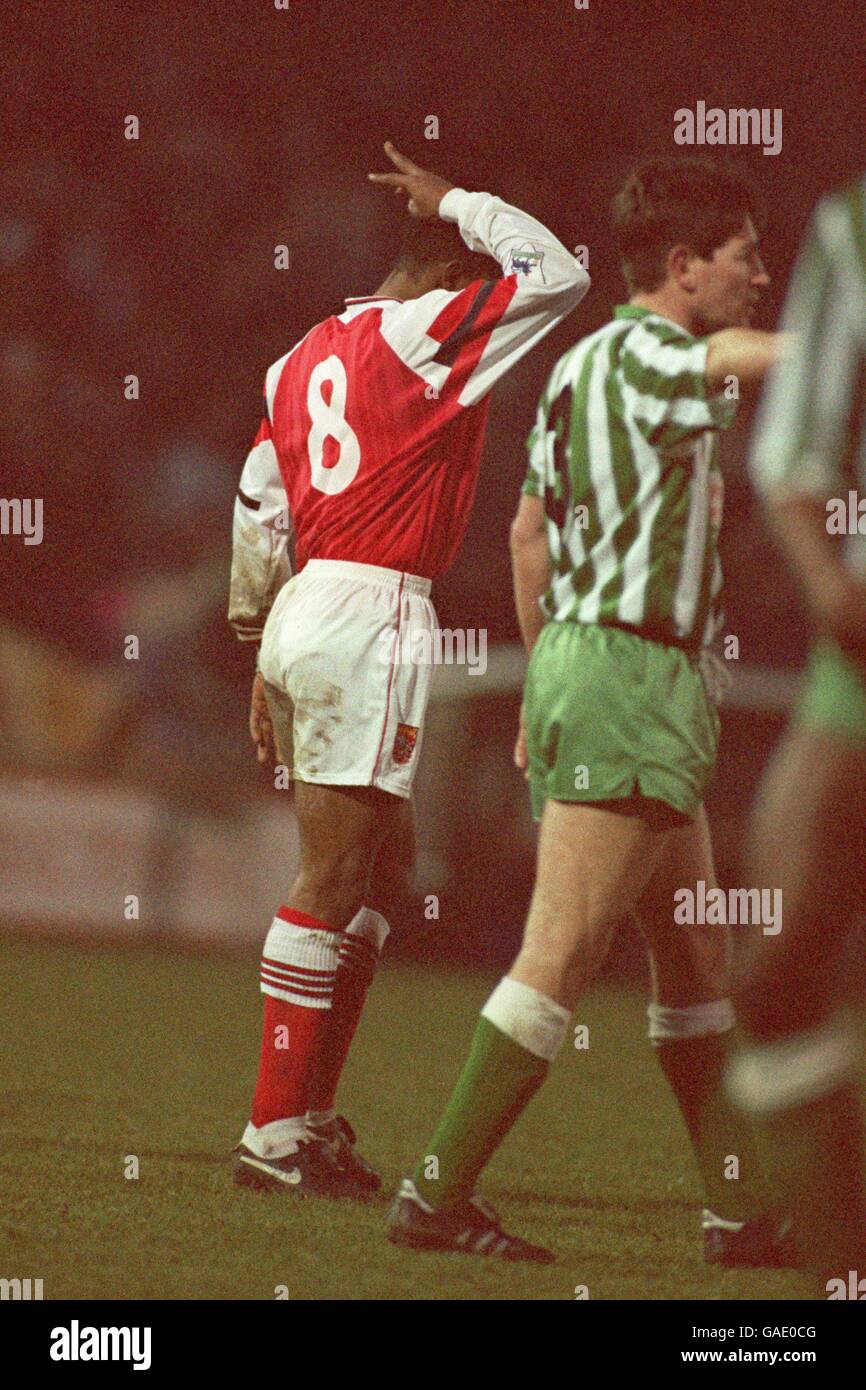 Ian Wright von Arsenal blitzen ein V-Schild in Yeovil Town auf Fans, nachdem sie bei „You'll Never Play for England“ gesungen haben Er Stockfoto