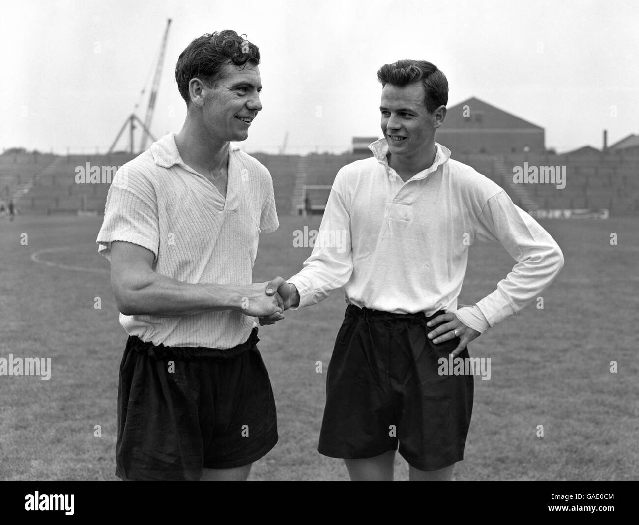 Fulham-Kapitän Johnny Haynes (links) begrüßt den schottischen internationalen Flügelspieler Graham leggat zu seiner ersten Trainingseinheit mit dem Club im Craven Cottage, London. Stockfoto