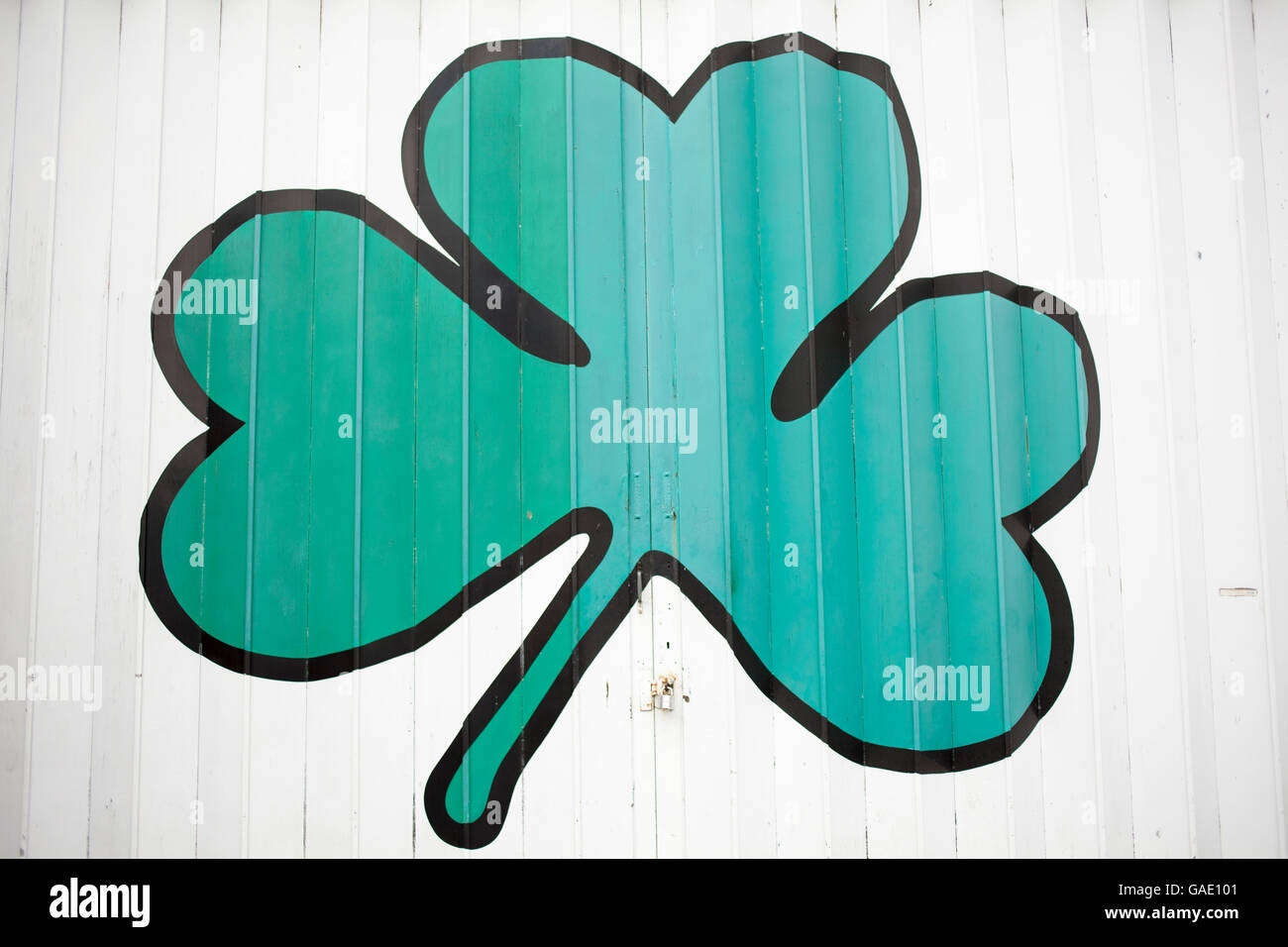 Ein Glück grüne Kleeblatt auf eine Garagenwand gemalt Stockfoto