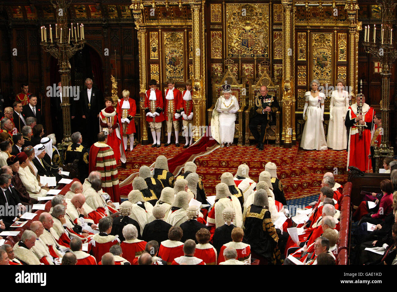 Königin Elizabeth II. Sitzt bei der Eröffnung des Londoner Parlaments an der Seite des Herzogs von Edinburgh. Stockfoto