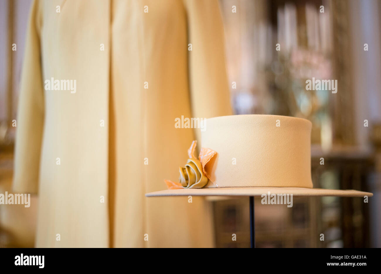 Ein Outfit und Hut entworfen von Angela Kelly, getragen durch die Königin an der Hochzeit von Prinz William und Catherine Middleton in der Westminster Abbey im Jahr 2011 auf Anzeigen im Buckingham Palace in London während einer Pressevorschau für die Gestaltung einer Herrschaft Ausstellung: 90 Jahre Style aus der Queen Kleiderschrank. Stockfoto