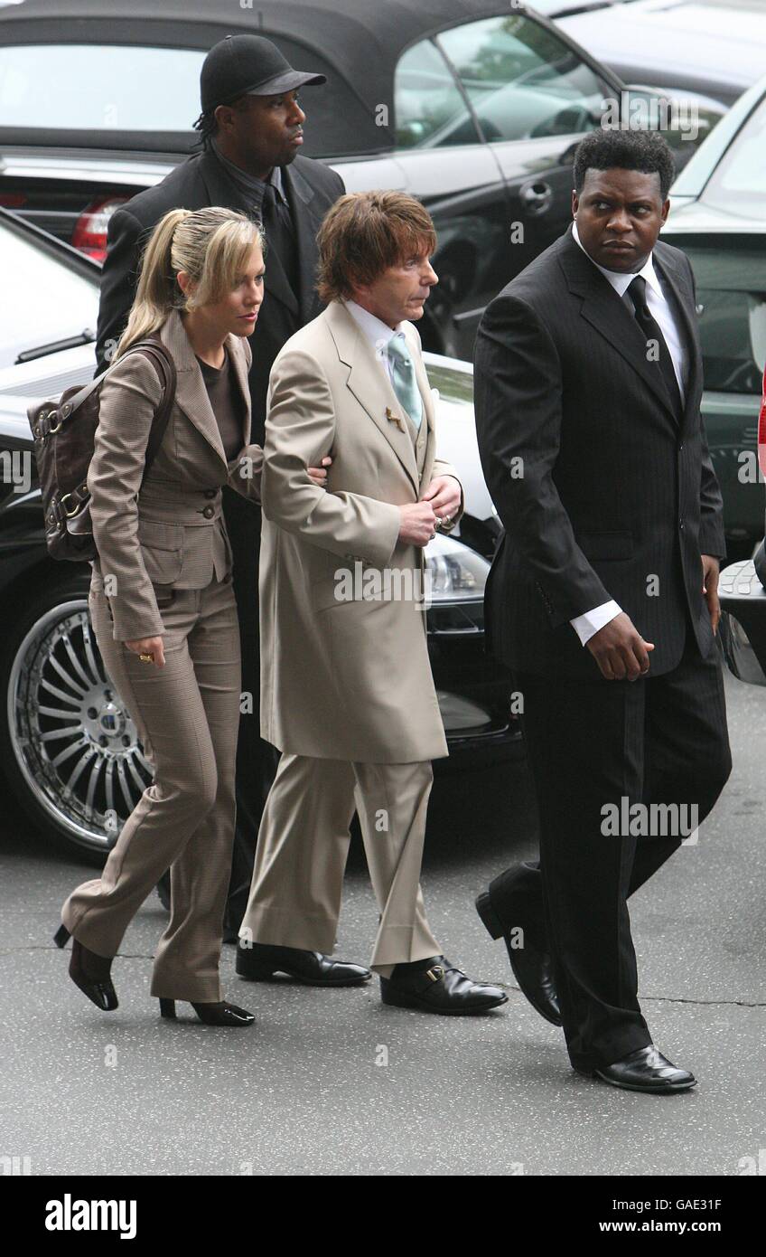 Phil Spector trifft im Foltz Criminal Justice Center in Los Angeles ein, bevor der mutmaßliche Mord an der Schauspielerin Lana Clarkson erneut verklagt wird. Stockfoto
