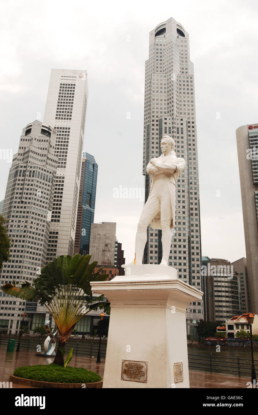 Die Statue von Sir Stamford Raffles, dem Gründer von Singapur, steht am North Boat Quay, dem sagenumwobenen Landeplatz des Gründers. Stockfoto