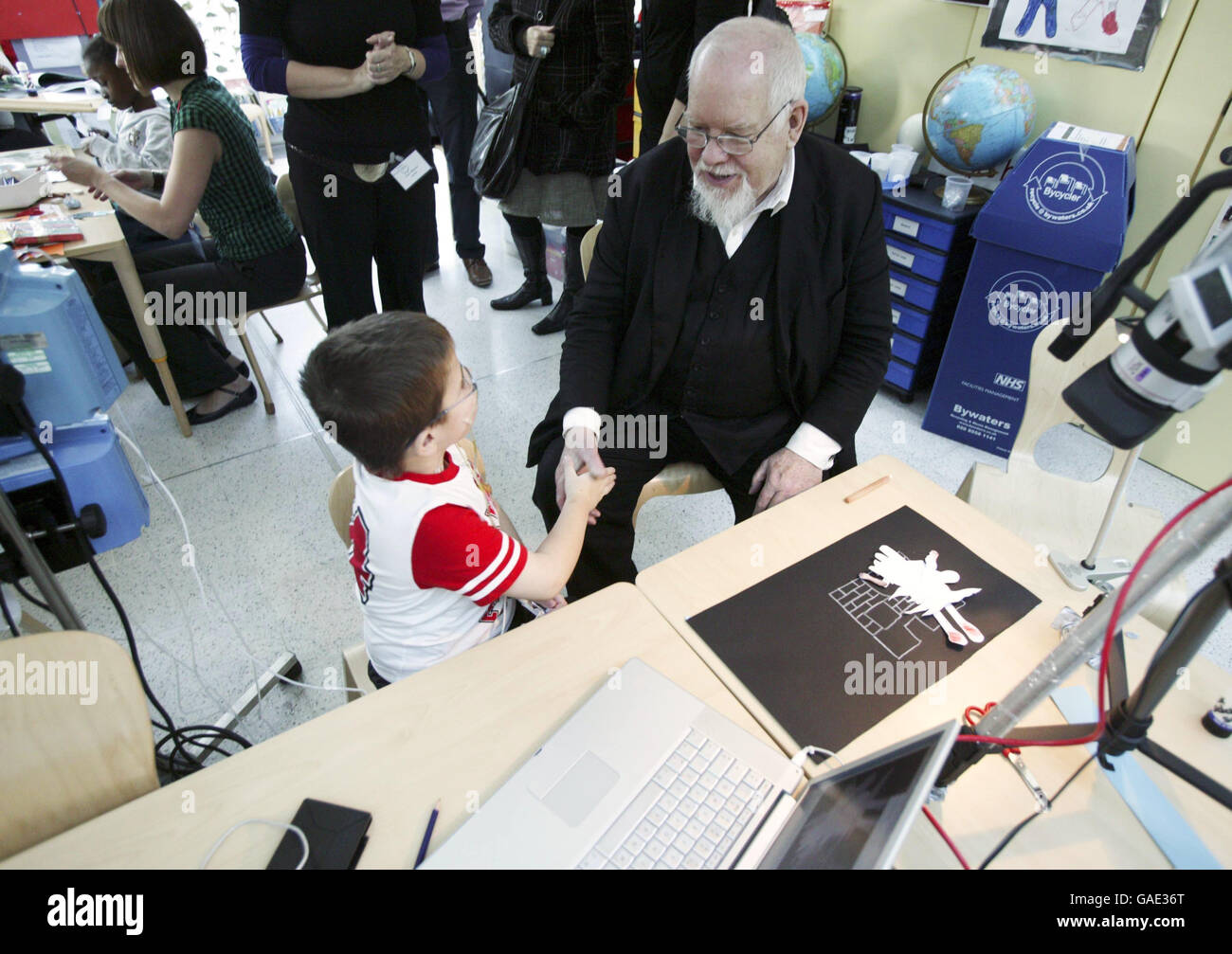 Der Pop-Künstler Sir Peter Blake mit Oliver Faulkner, 8 Jahre alt, Patient im Evelina Kinderkrankenhaus, bei der Vorstellung des Programms „Kunst im Krankenhaus“ der National Portrait Gallery am Freitag, 9. November. Stockfoto