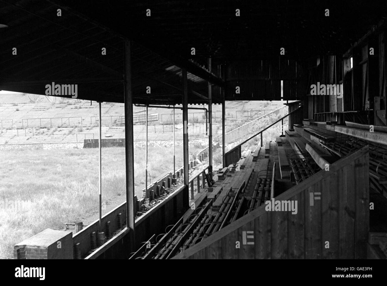 Gesamtansicht eines heruntergestandene Stand in Peel Park, ehemalige Heimat von Accrington Stanley, sieben Jahre nach Stanley's Tod Stockfoto