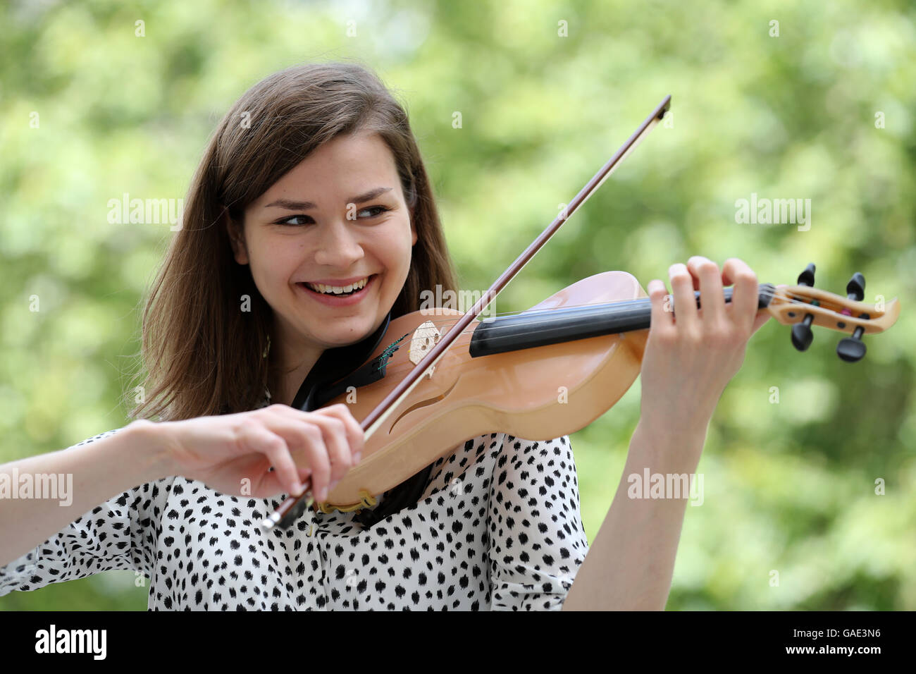 Musik und Drama student spielt eine Violine aus einem Verbundmaterial mit Seide spinnen", das Mitschwingen, Eigenschaften, und das ermöglicht die Akustik während der Königlichen Gesellschaft Wissenschaft Ausstellung in London angepasst werden. Stockfoto