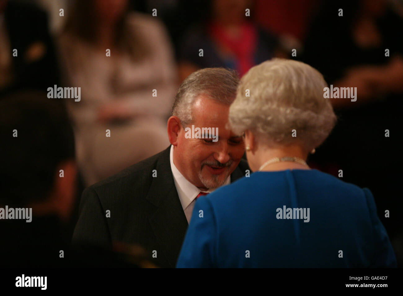 Mr. John Beanland aus Bradford wird von der Queen im Buckingham Palace zu einem OBE gemacht. Stockfoto