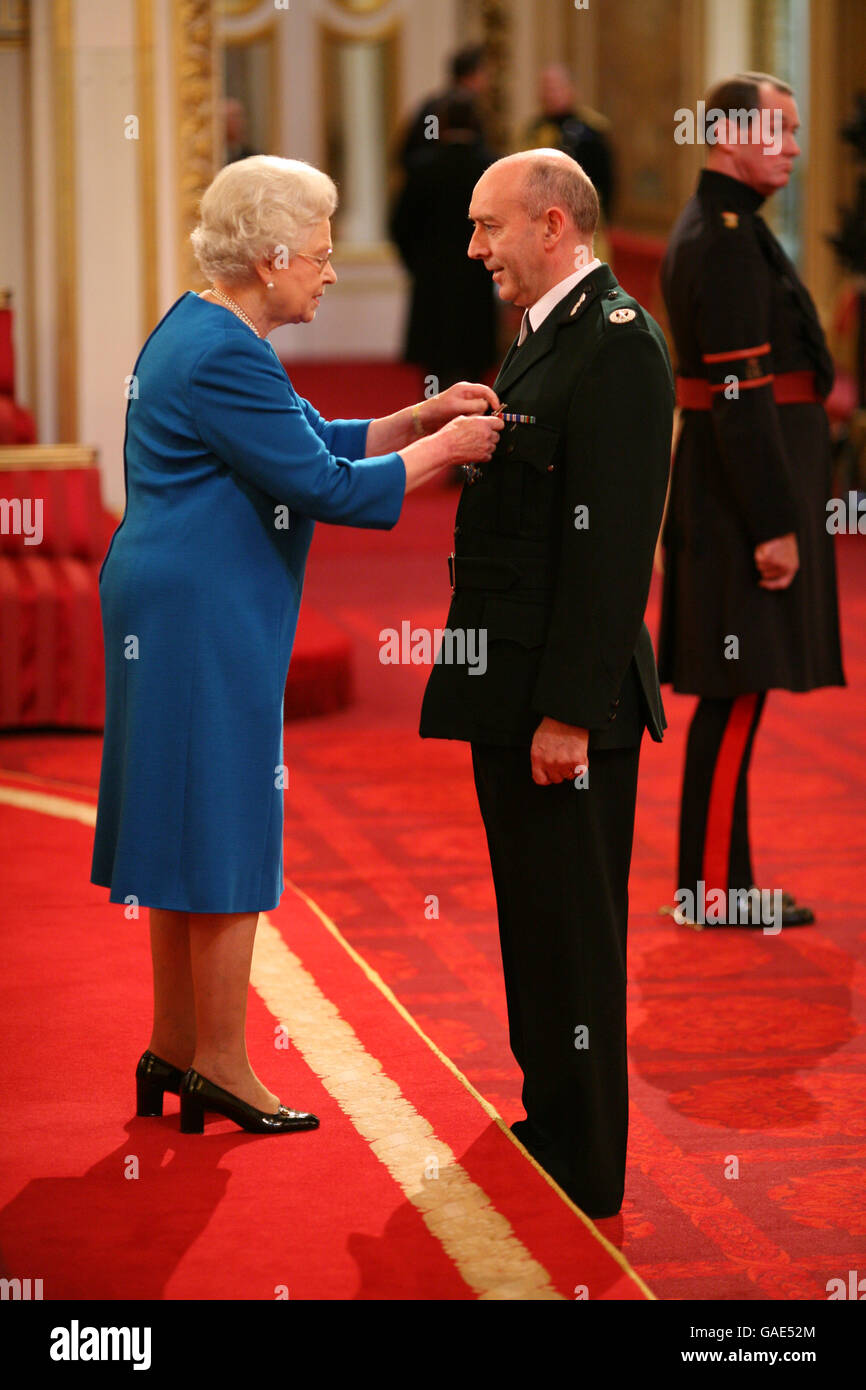 Peter sheridan machte obe queen buckingham palace Stockfotos und ...