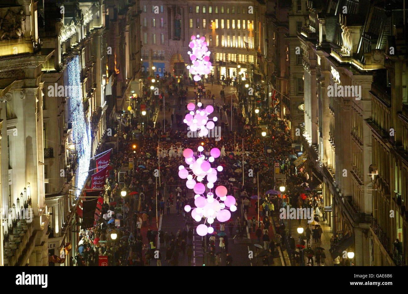 In der Regent Street, London, versammeln sich Menschenmassen, um den offiziellen Schalter der Regent Street Weihnachtslichter zu beobachten, die in Form von großen Ansammlungen von beleuchteten Globen über der Straße hängen. Stockfoto
