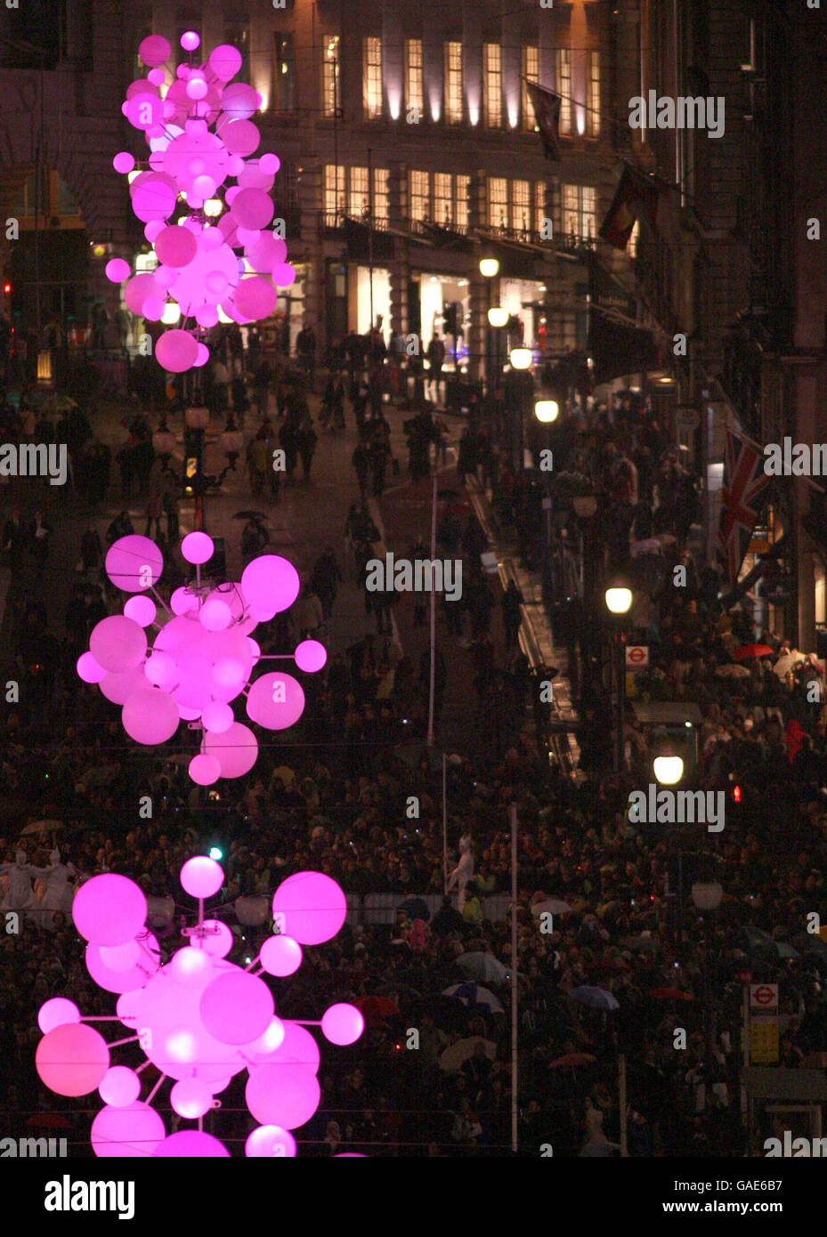 In der Regent Street, London, versammeln sich Menschenmassen, um den offiziellen Schalter der Regent Street Weihnachtslichter zu beobachten, die in Form von großen Ansammlungen von beleuchteten Globen über der Straße hängen. Stockfoto