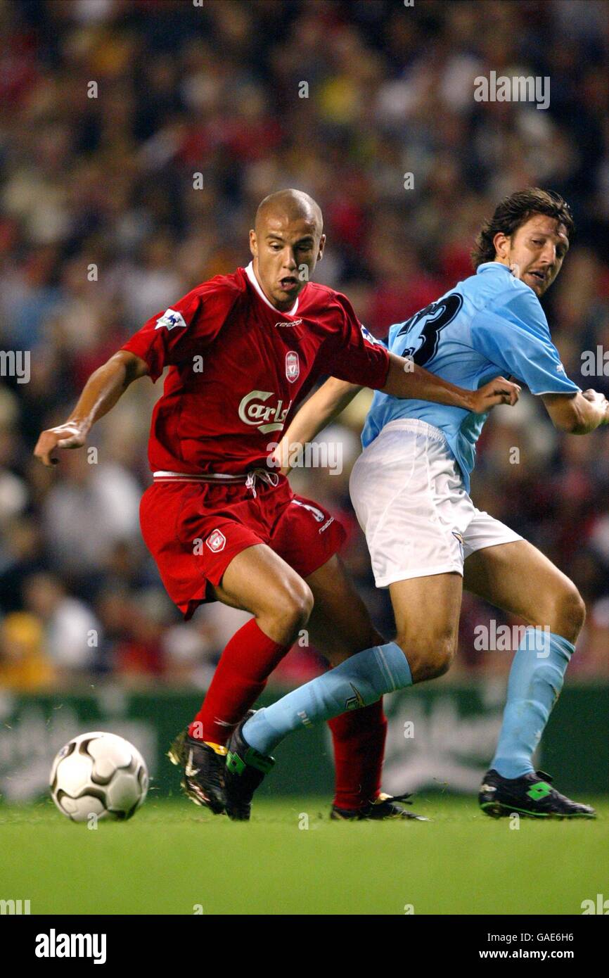 Liverpools Milan Baros kämpft um den Ball mit Paulos aus Lazio Negra Stockfoto