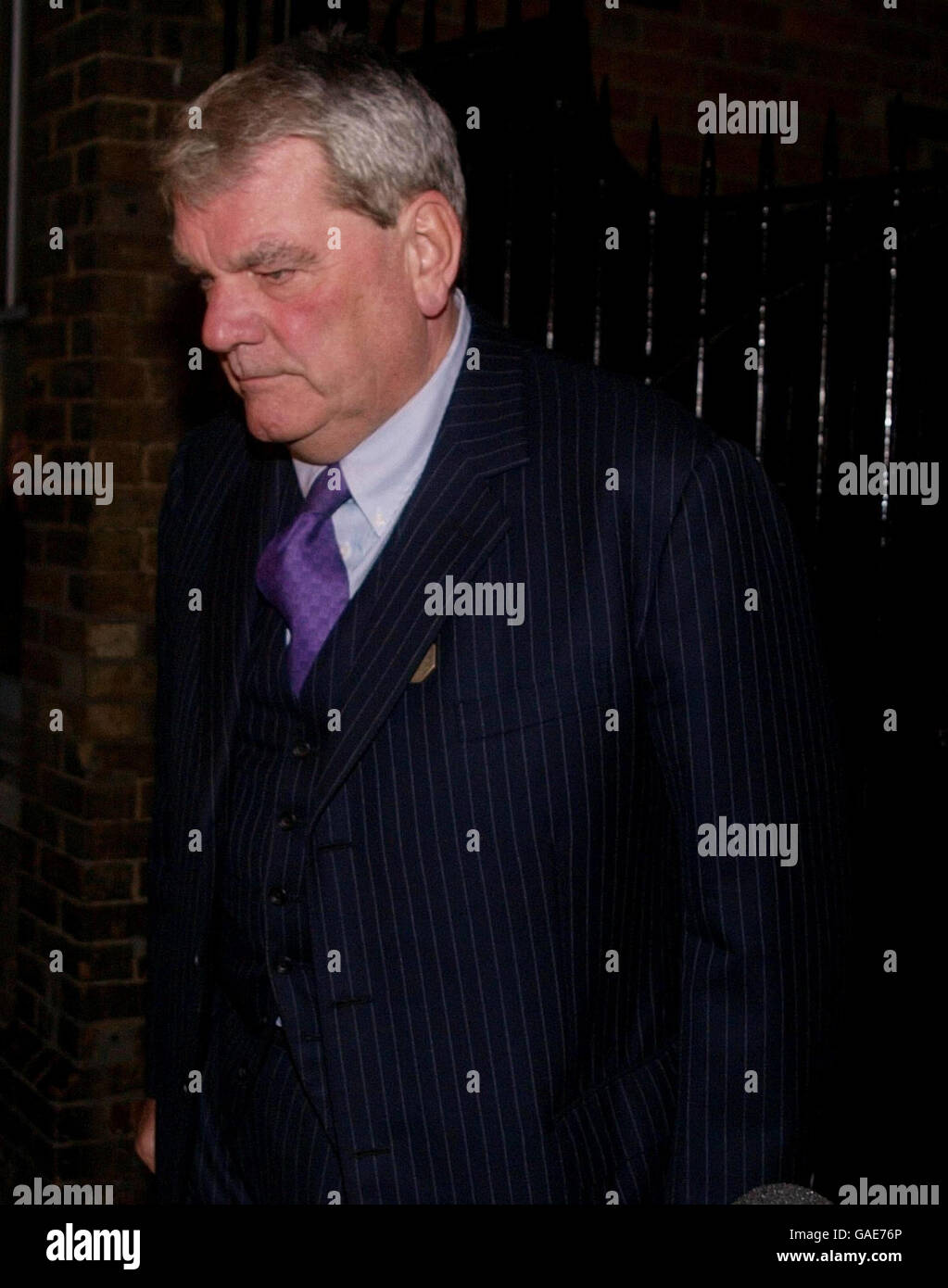 Der Historiker David Irving verlässt die Oxford Union Debating Society, Oxford, über ein Hintertor, nachdem er an einer kontroversen Debatte über die Redefreiheit teilgenommen hat. Stockfoto