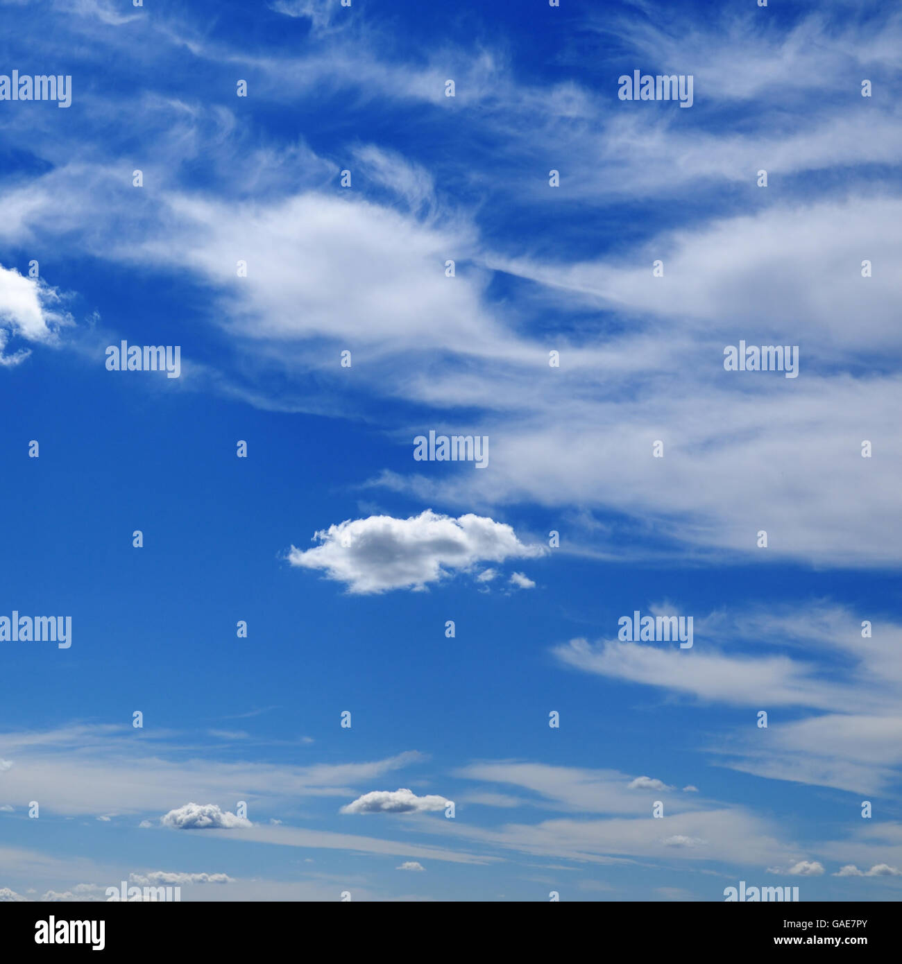 leichte Wolken auf blauem Himmel Stockfoto