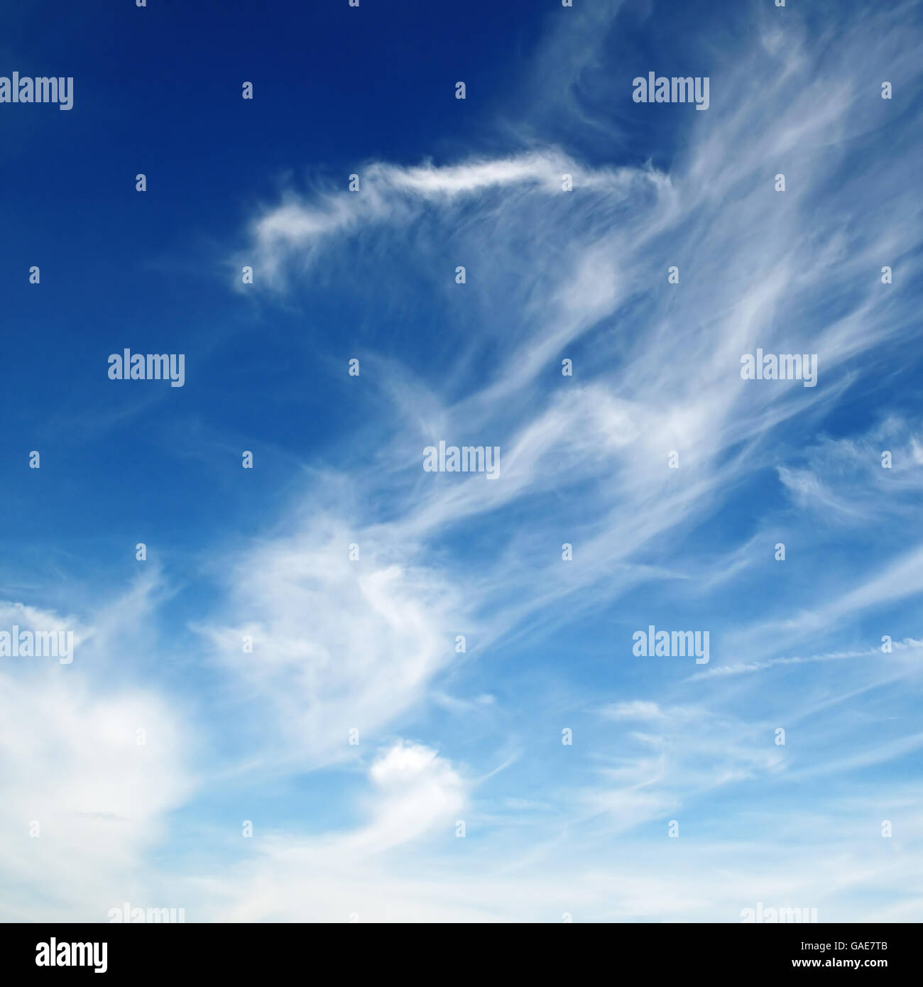leichte Wolken auf blauem Himmel Stockfoto