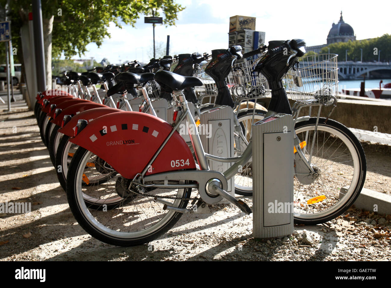 Frankreich Travel Stock. Eine allgemeine Ansicht der Fahrräder aufgereiht in Lyon Stockfoto