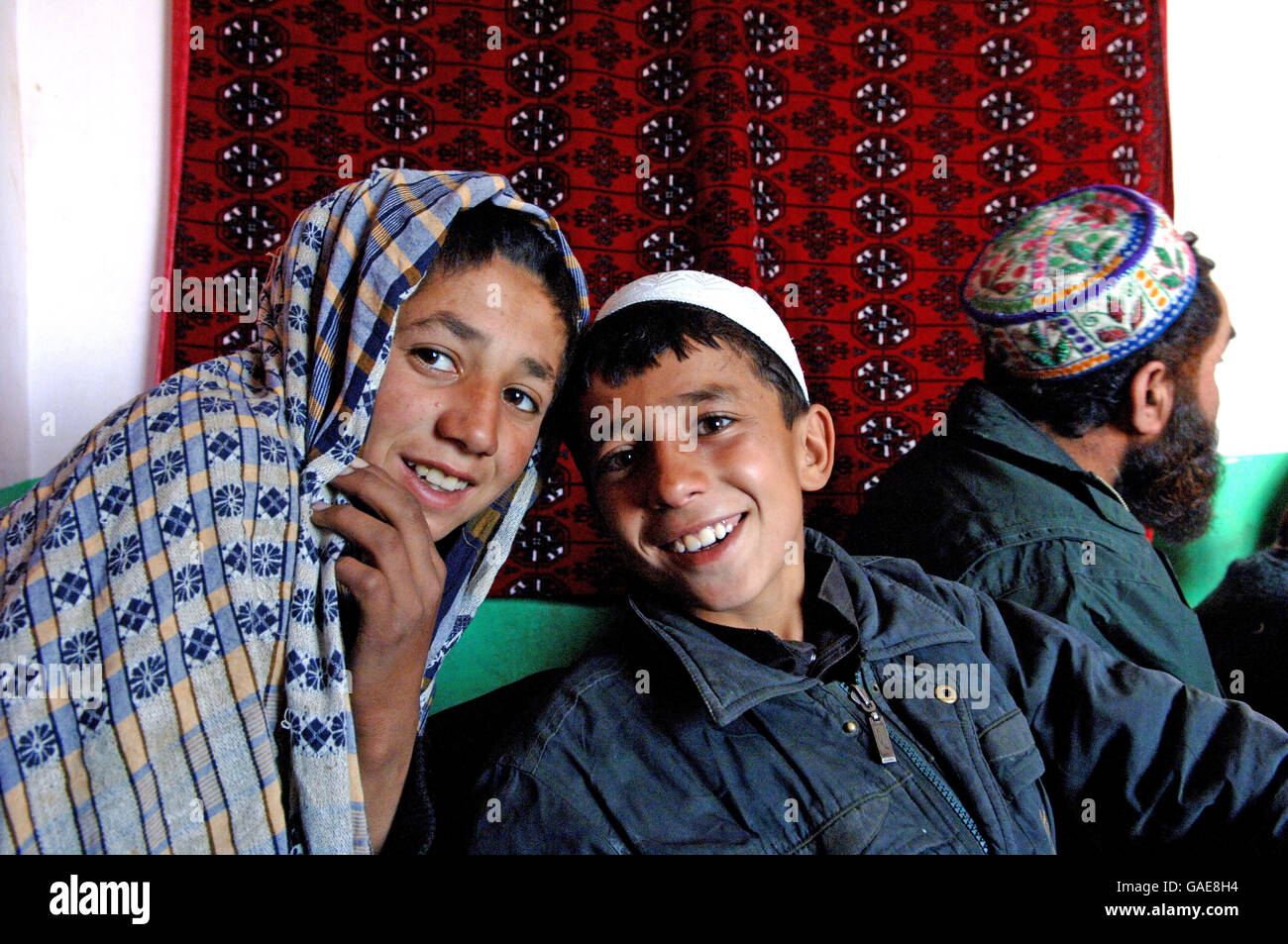 Local Boys posieren für die Kamera als Royal Marine Commando Patrouille Muktar ein Dorf in der Nähe der Stadt Lashkar Gah in der Provinz Helmand in Afghanistan. Stockfoto