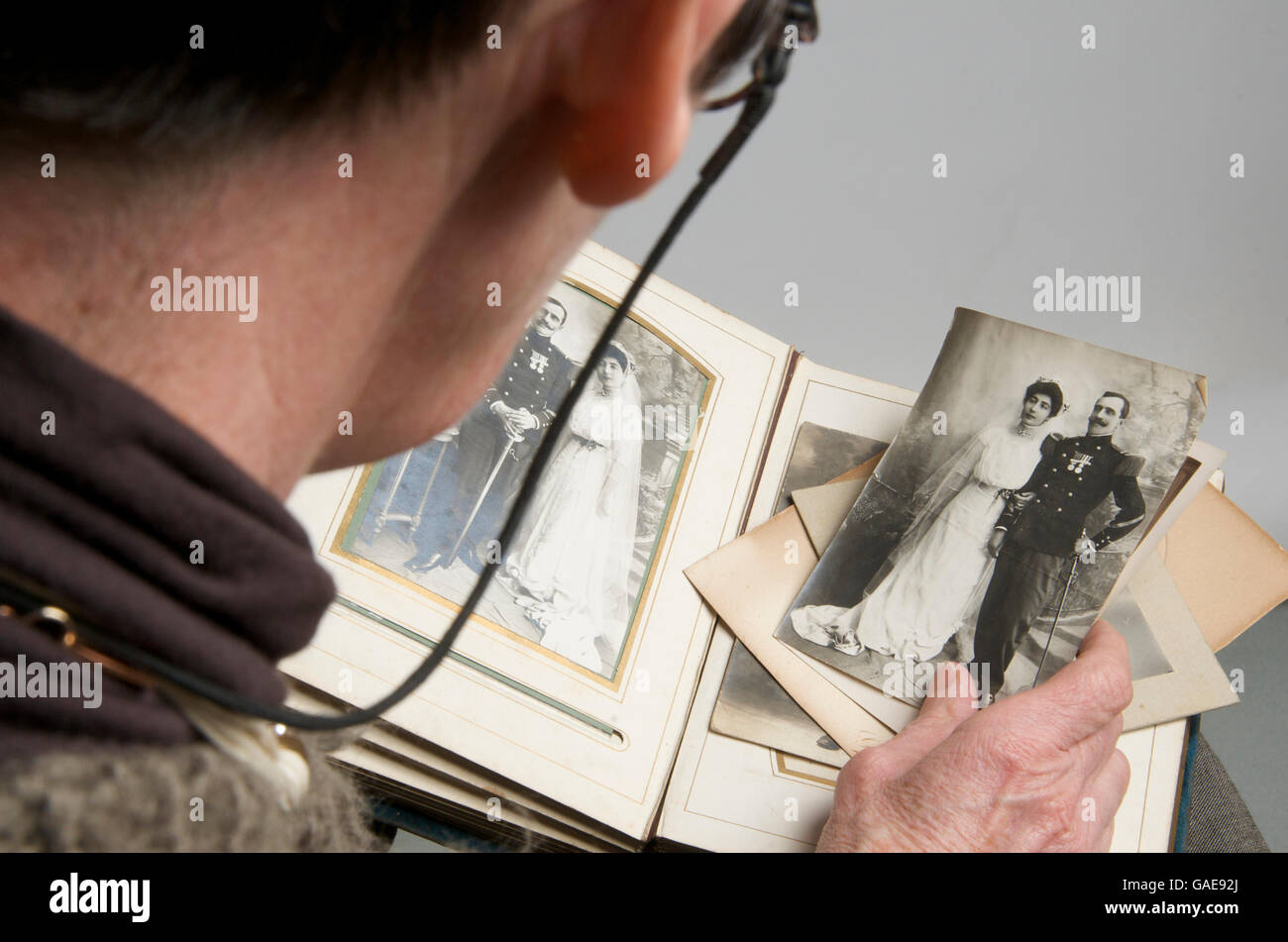 Mann beobachtet von einem alten Fotoalbum Stockfoto