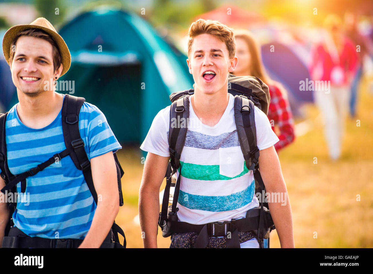 Zwei jungen im Teenageralter mit Rucksäcken, die Ankunft am Musikfestival Stockfoto