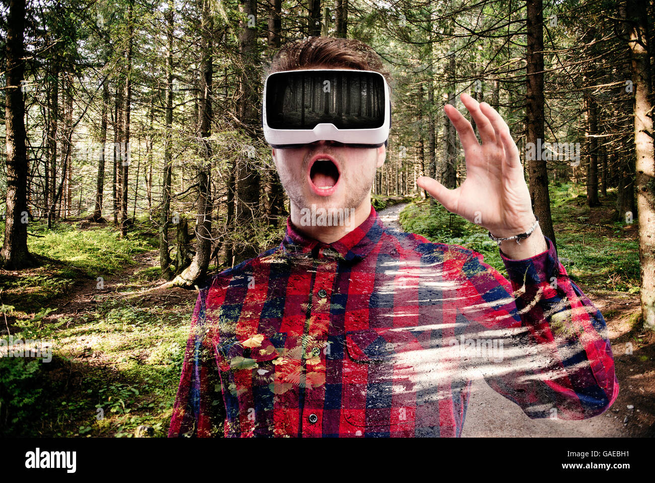 Mann mit virtual-Reality-Brille. Grünen Wald. Stockfoto